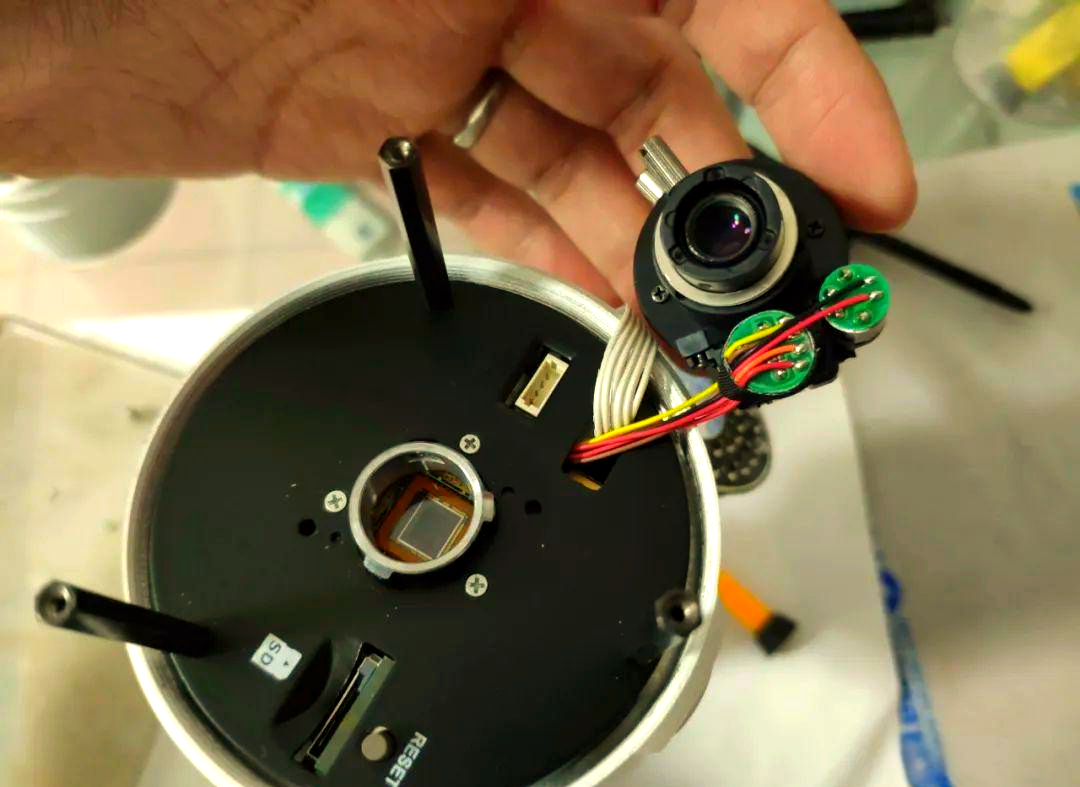 接下来,我们将继续深入探索这款海康威视安防摄像头的内部结构