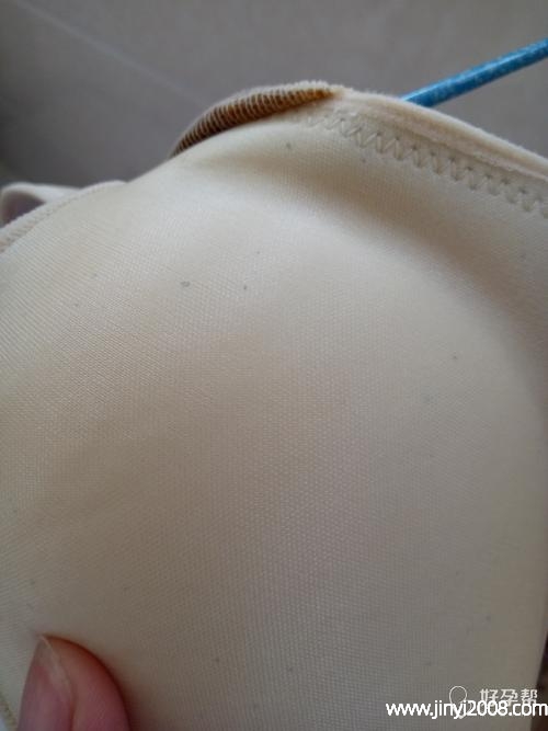 内衣味道很大还能穿吗(新买的文胸有刺鼻味道怎么洗)