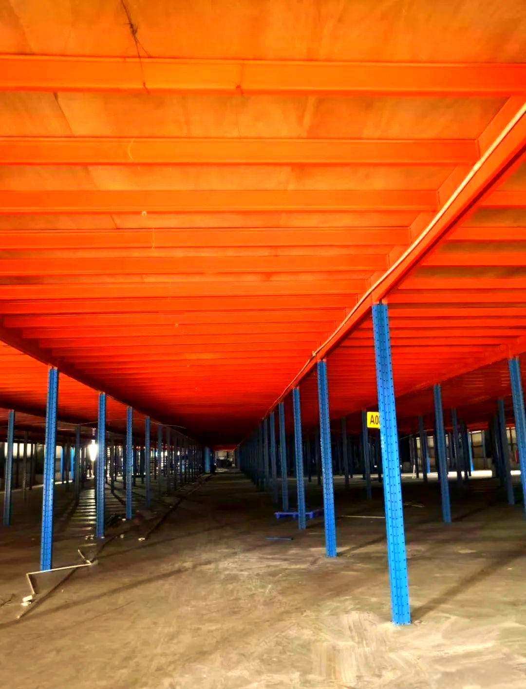 这种平台通常由钢材制成,包括型钢和钢板等构件,通过焊缝,螺丝或铆钉