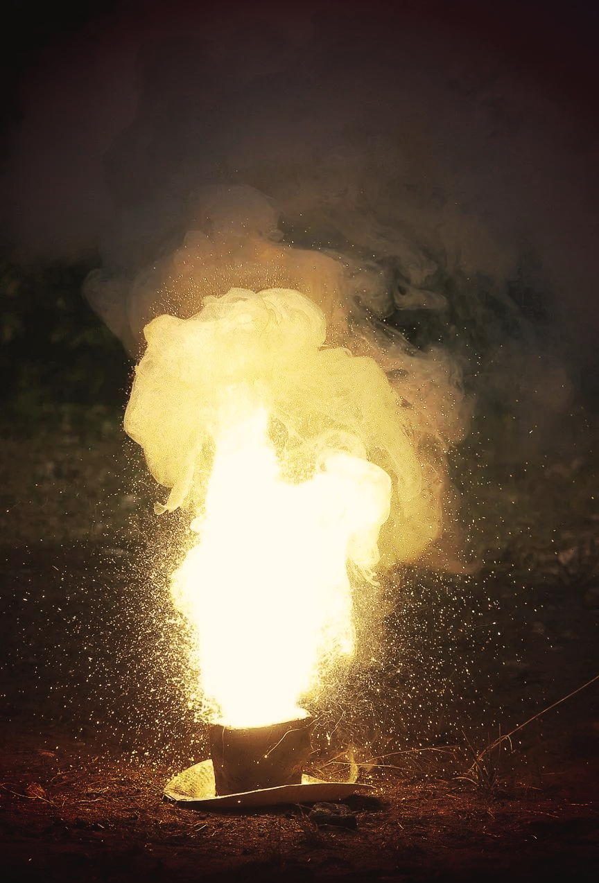 铝热剂的反应原理是基于铝单质在高温条件下的氧化还原反应,这一过程