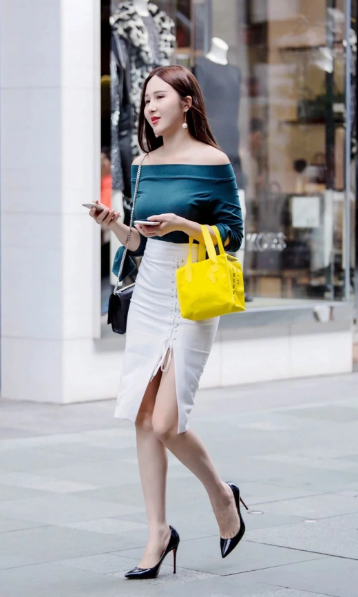 街拍:我就服全身黑装的美女,霸气中飒气十足,偏偏颜值还不错!