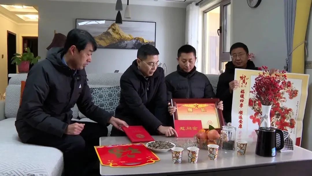 高晓斌春节前看望慰问困难老党员 立功军人和武警官兵