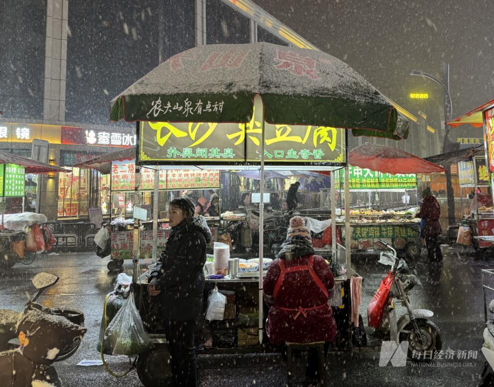 郑州雪花已落地,冲上热搜的这场雪或突破历史极值!当地将这样应对