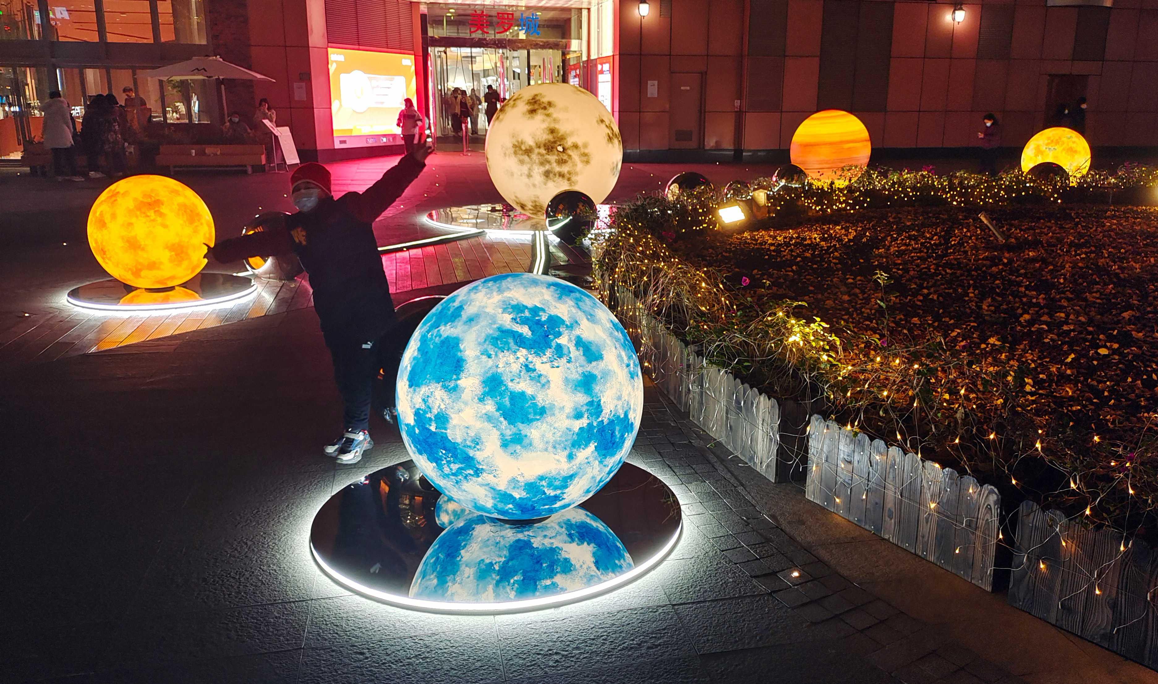 上海一广场上演"异次元宇宙大片":星球景观灯打造绚丽夜景