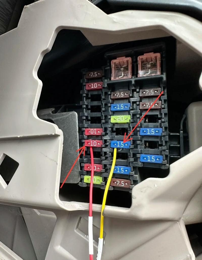 老款奥迪a8l的保险丝盒位于哪个位置?