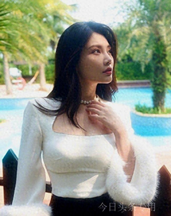 徐冬冬:王晶与沈腾的交替捧红之路,从"乳神"到巅峰女星