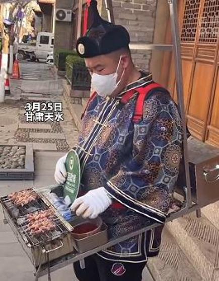 内蒙古小伙为宣传家乡在天水街头免费送"溜达串",网友喊话文旅部门:给