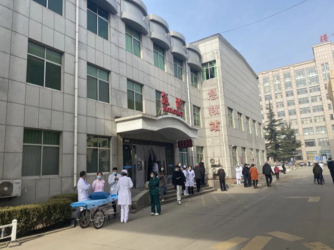 获救后"双手合十"的矿工:最想让家人知道,我们还活着