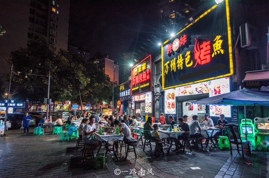 重庆渝北隐藏着"火锅第一街",一到晚上就热闹起来,你去过吗?