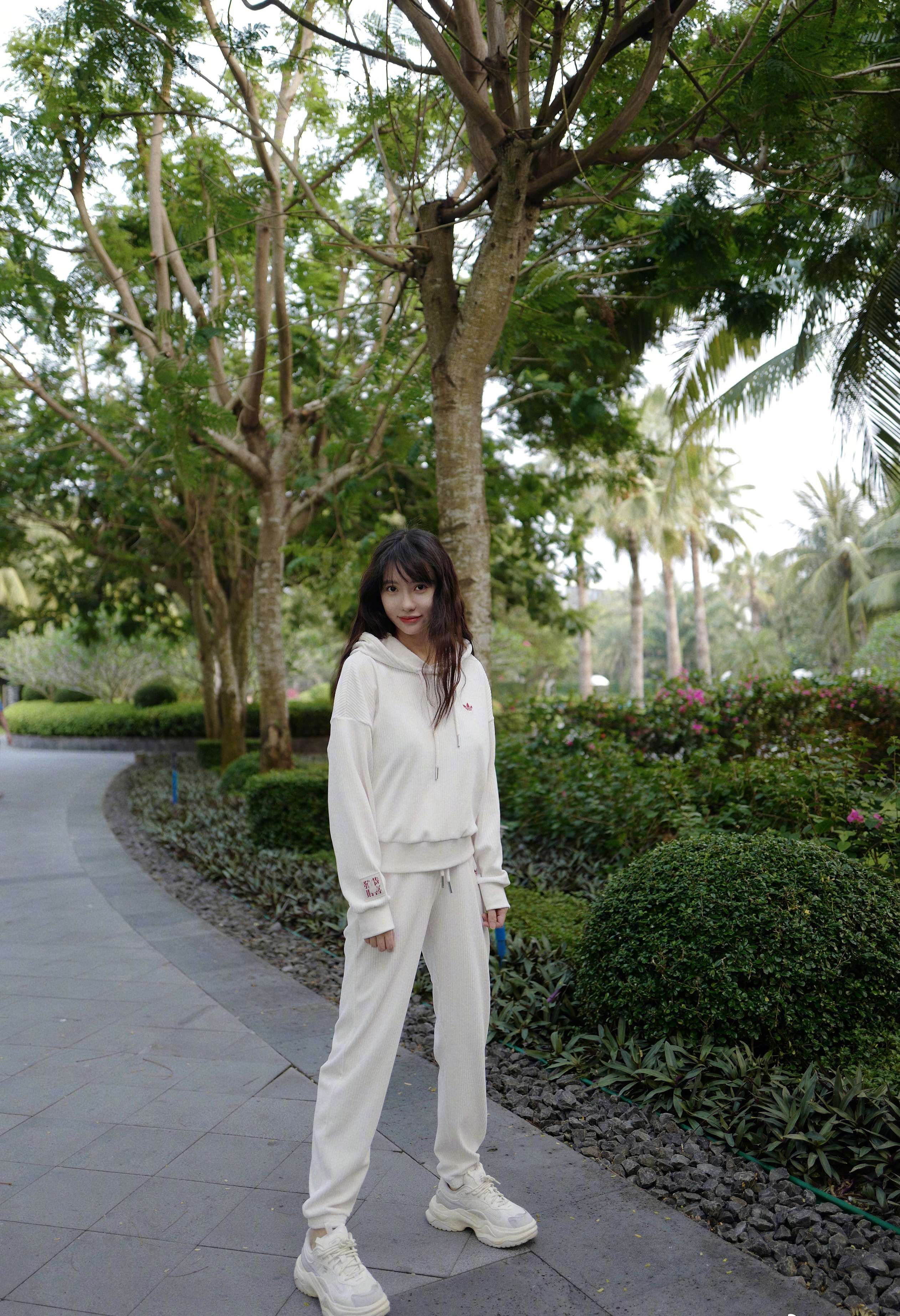 刘萌萌白色运动装海边优雅写真