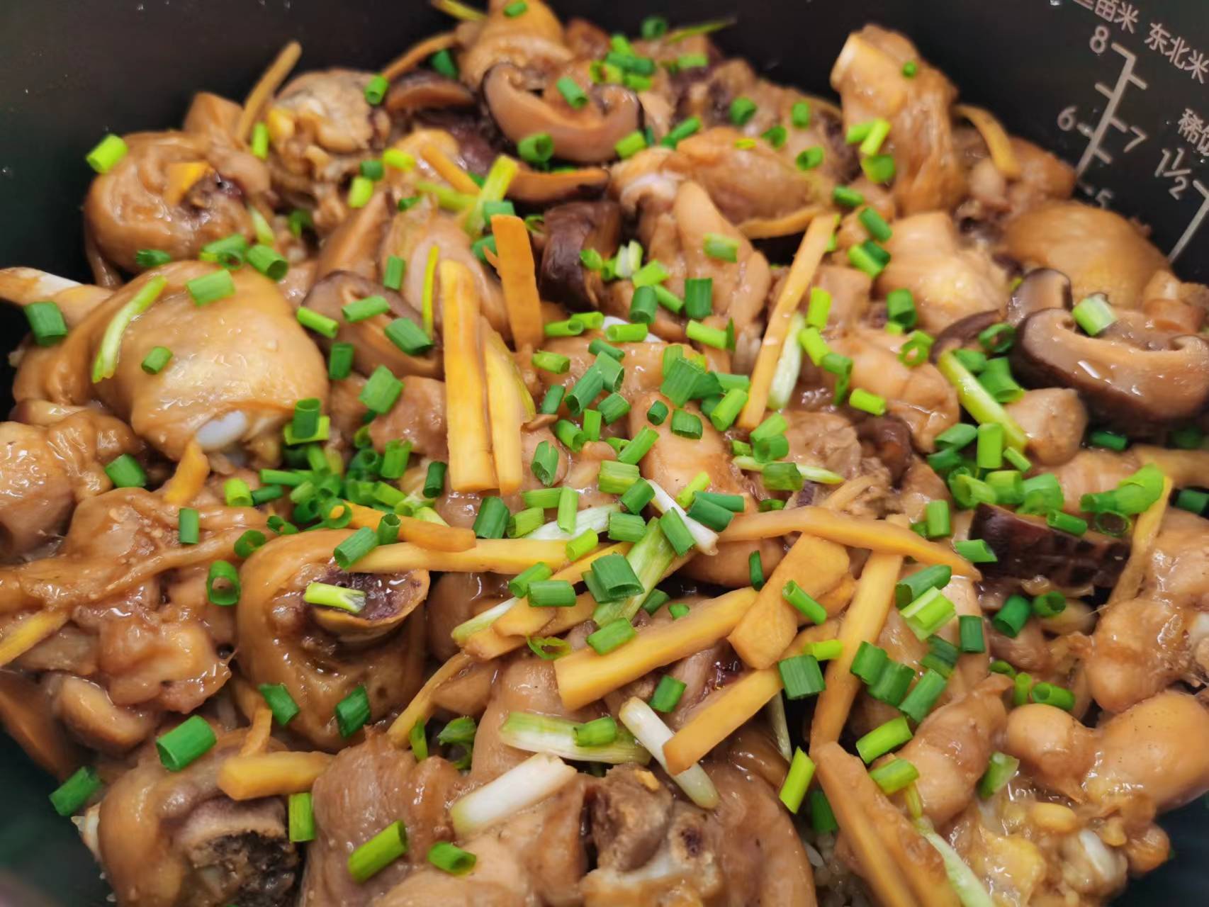 用电饭煲就能轻松做好香菇滑鸡煲仔饭,做法简单易学,米饭飘香