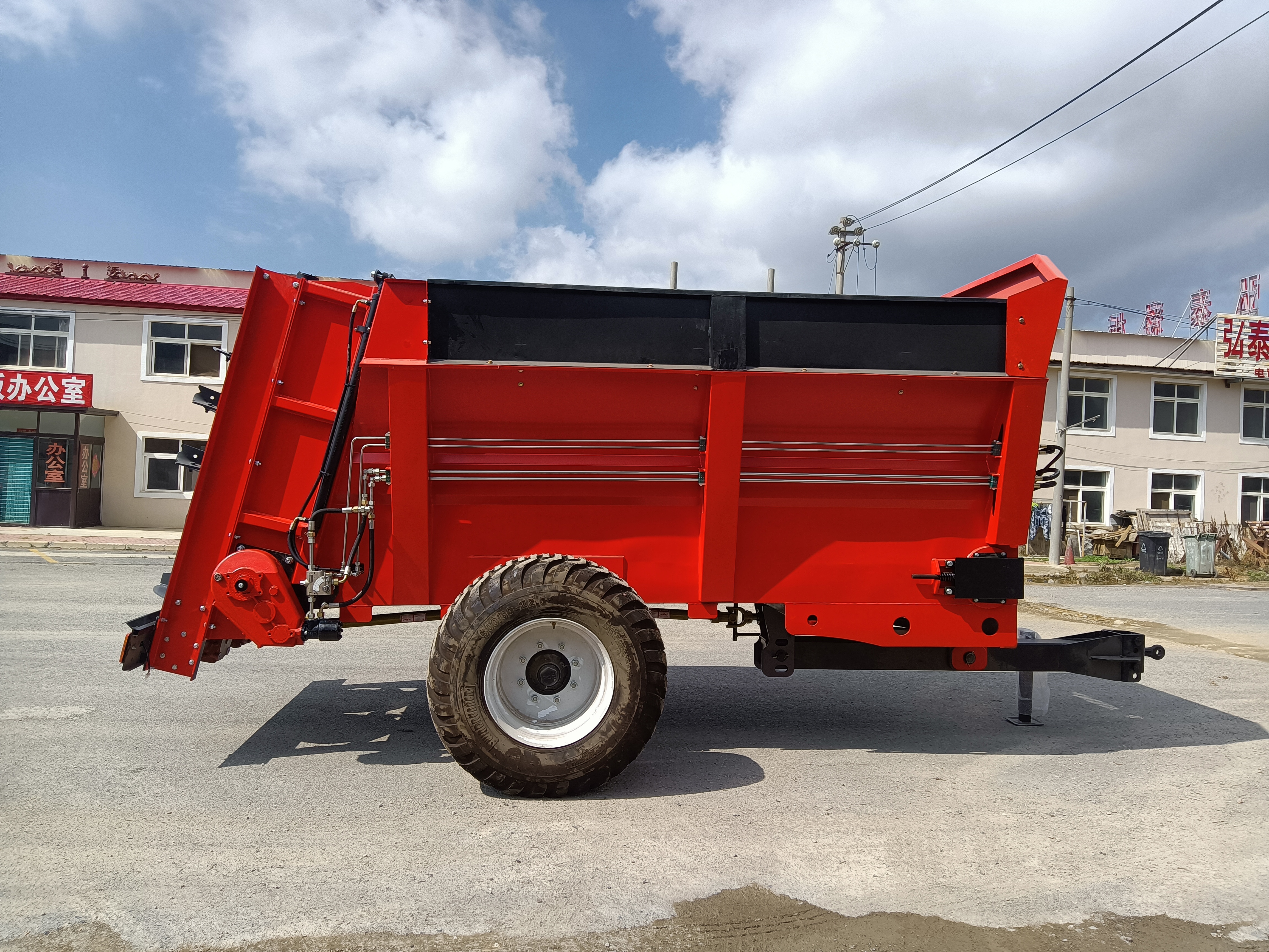 大型养殖场粪便怎样还田?大型撒粪机 扬粪车 禹城永盛帮你解决