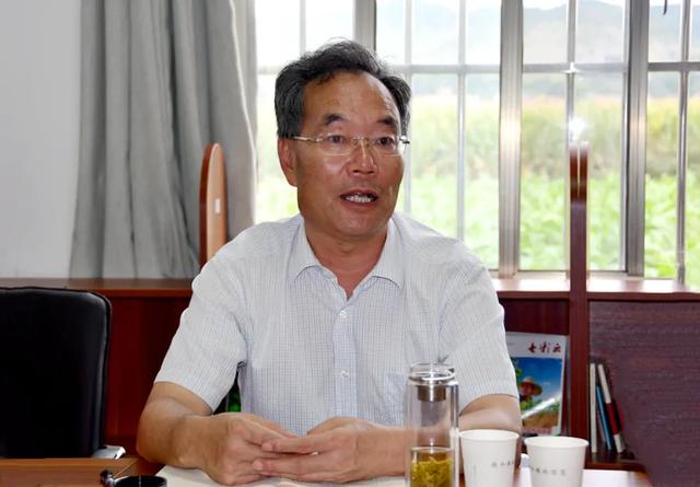 朱党柱到热水镇调研脱贫攻坚工作