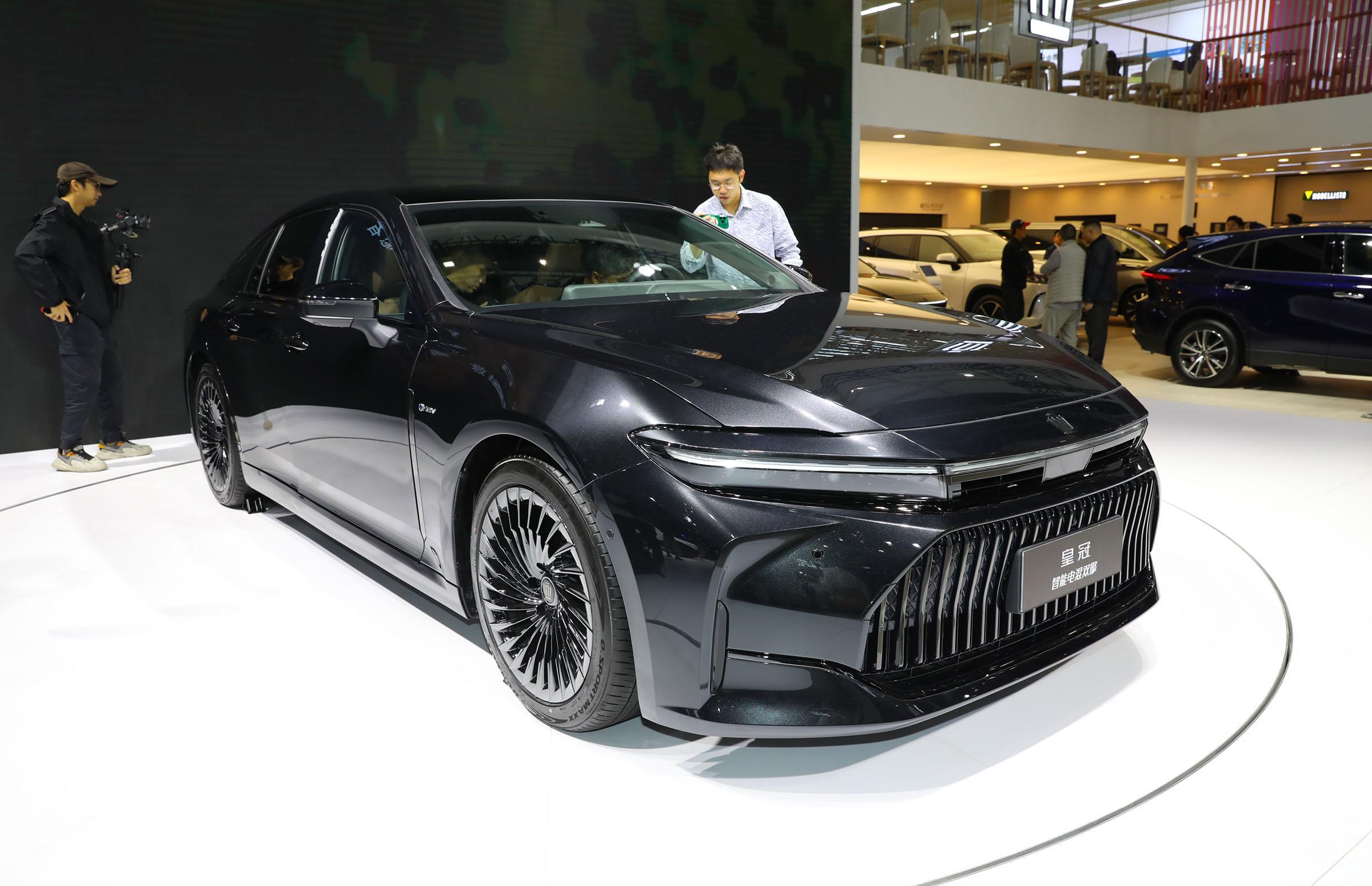 12.3英寸双连屏,两套混动,丰田皇冠sedan亮相|2023广州车展