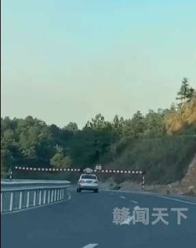 危险!3名男童车顶天窗“排排坐”,如此“兜风”要不得-有驾 危险!3名男童车顶天窗“排排坐”,如此“兜风”要不得-有驾