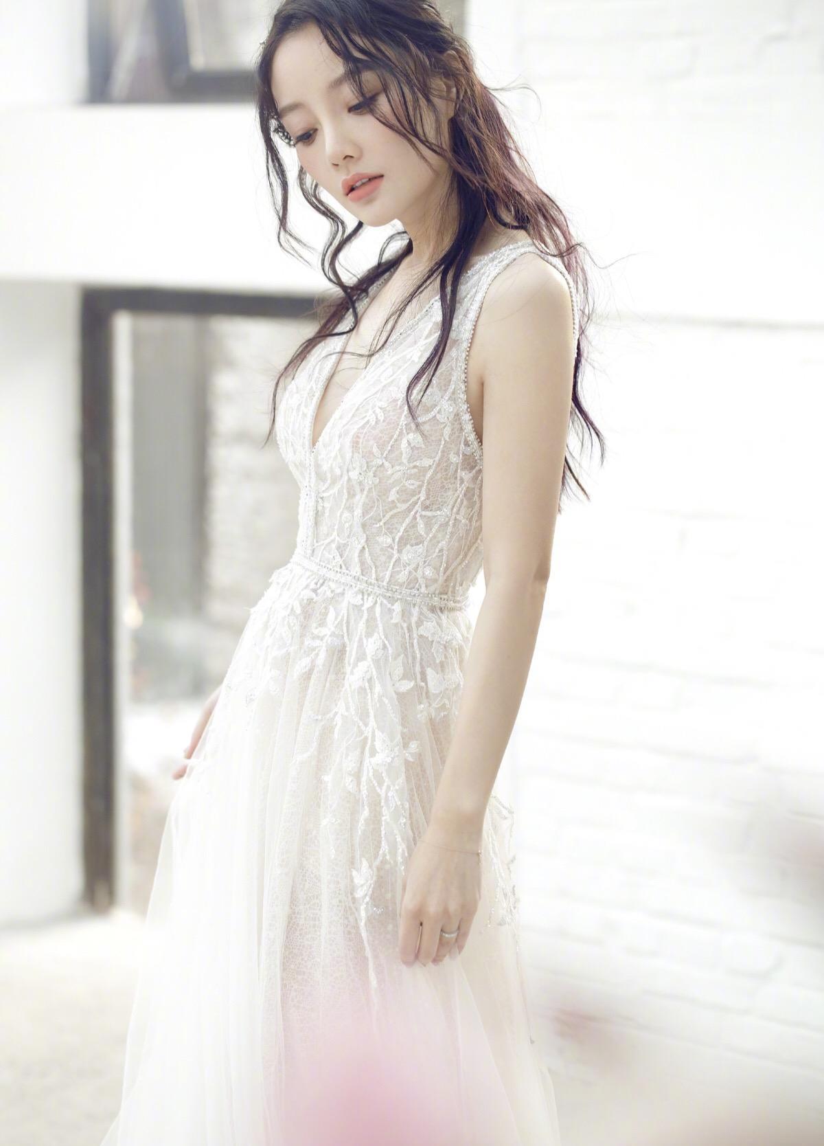 李小璐深夜"玩"得太嗨突发黄体破裂,被紧急送往医院,网友热议