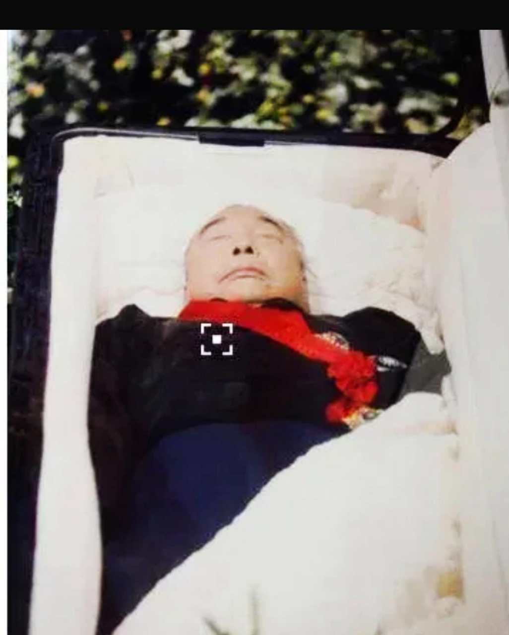 这是1988年蒋经国葬礼现场,照片中,他躺在棺材里,身穿中国风长袍,遗体