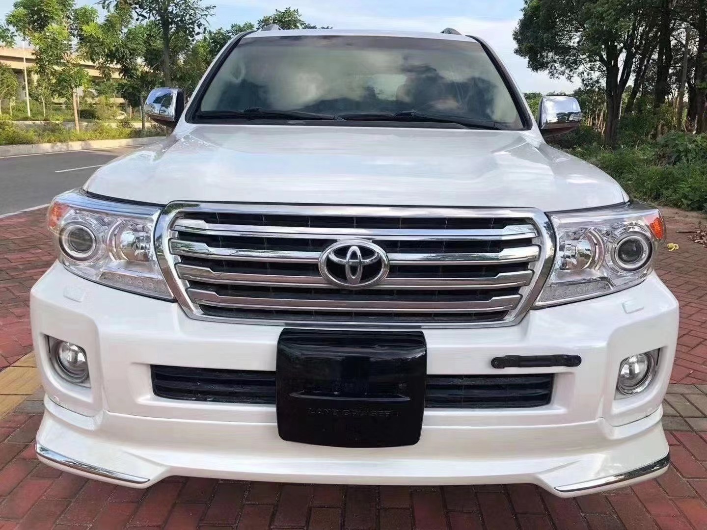 15款酷路泽5700全款18.6万,庞大的车身充斥着男人的阳刚之气