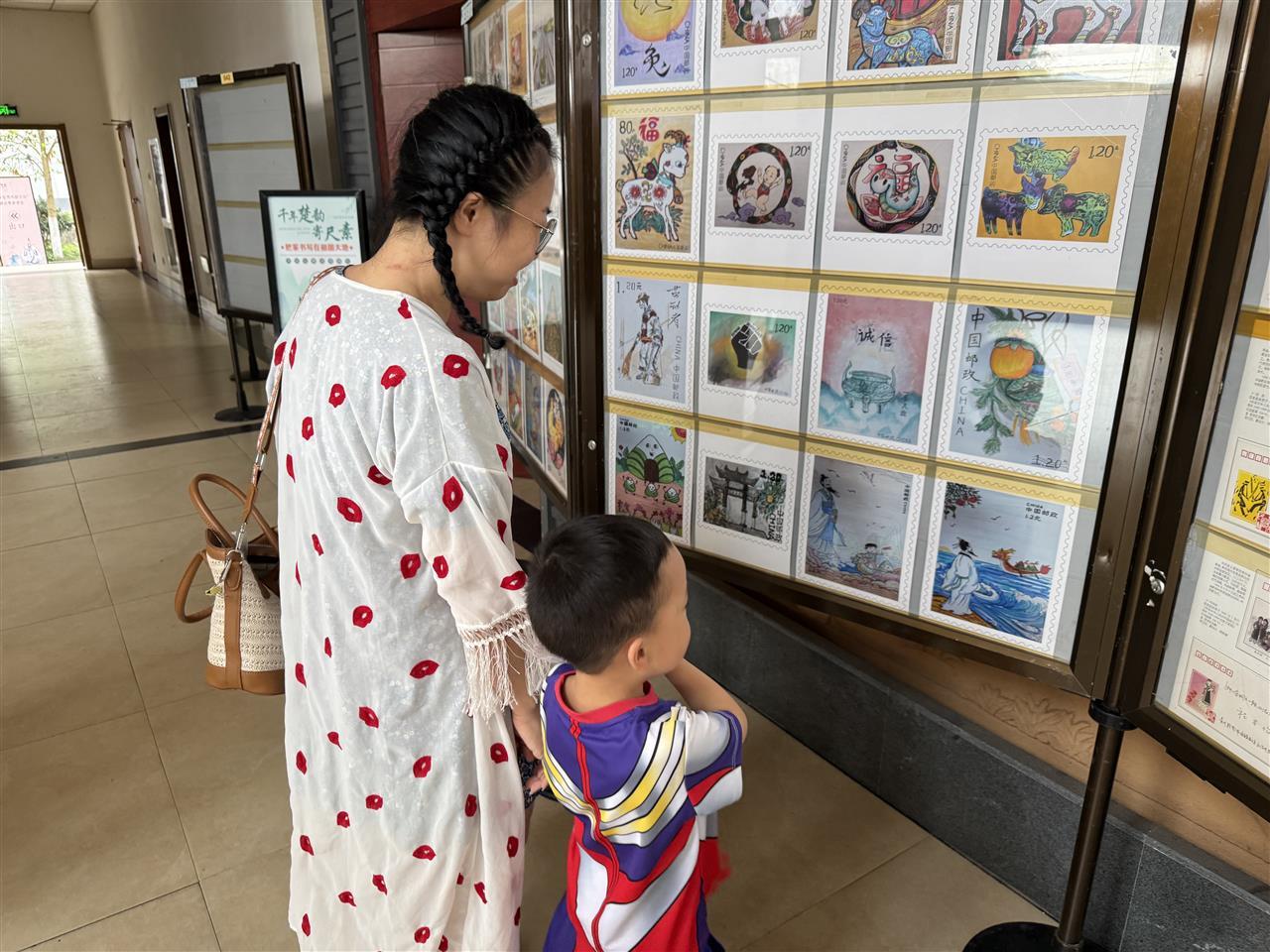现场游客观看邮票展.jpg