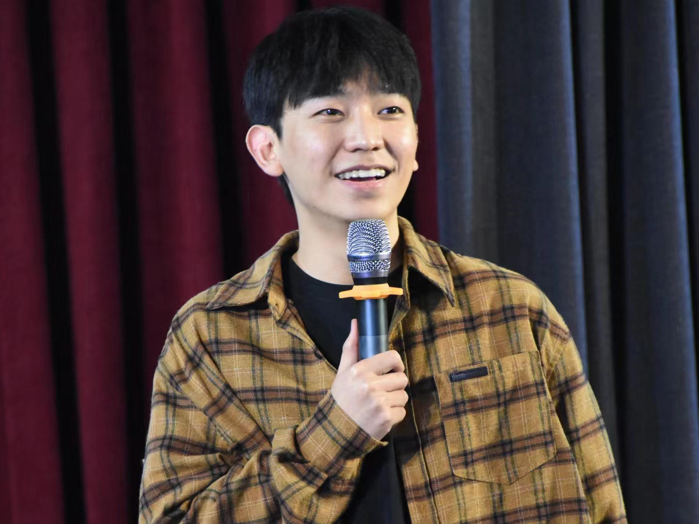 一位26岁新手脱口秀演员:从小白变成"段子手",用"搞笑"蜕变为舞台主角