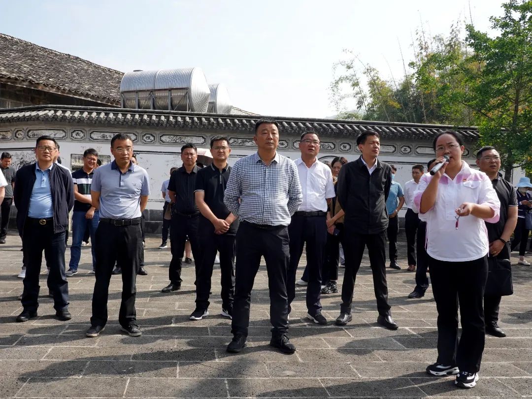 中共腾冲市委书记马子兴,市长杨艳龙带队深入蒲川乡进行实地走访调研.