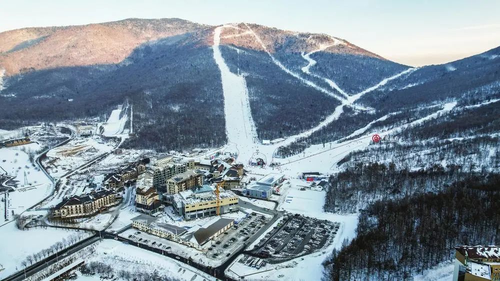 吉林市北大湖滑雪场的活动现场展示火炬短道速滑世界冠军李坚柔在活动