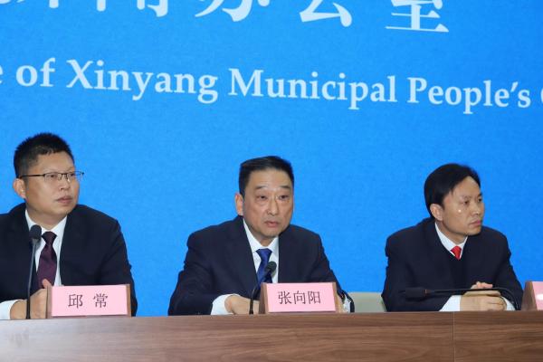 11月29日,信阳市市场监管局党组书记,局长张向阳出席市政府《信阳市