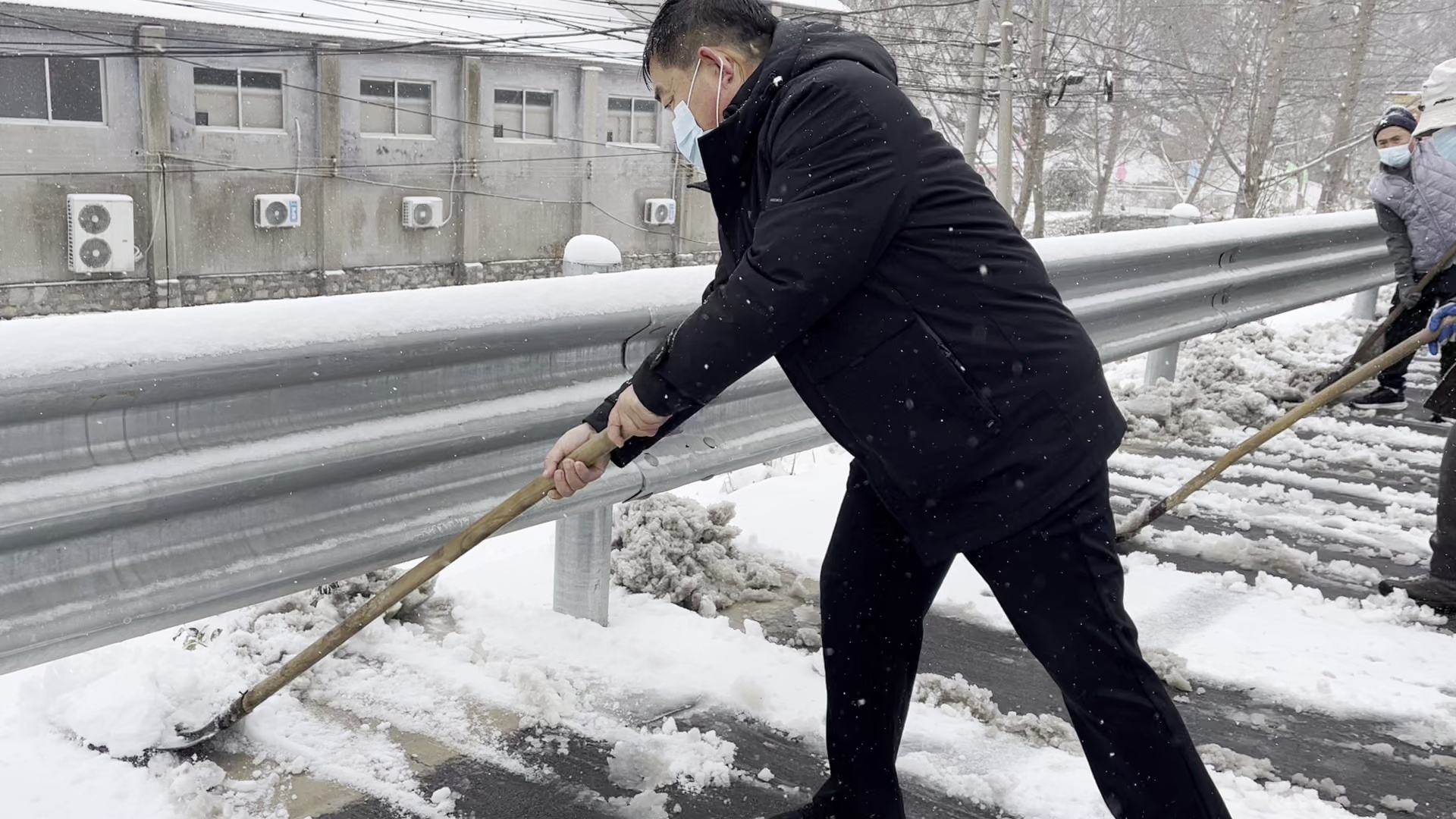 淄川区太河镇:闻雪而动清扫道路