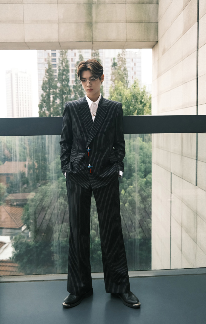 信昊发来黄明昊今日西装大片 做客世冠总决赛评论席,围观热血竞技!