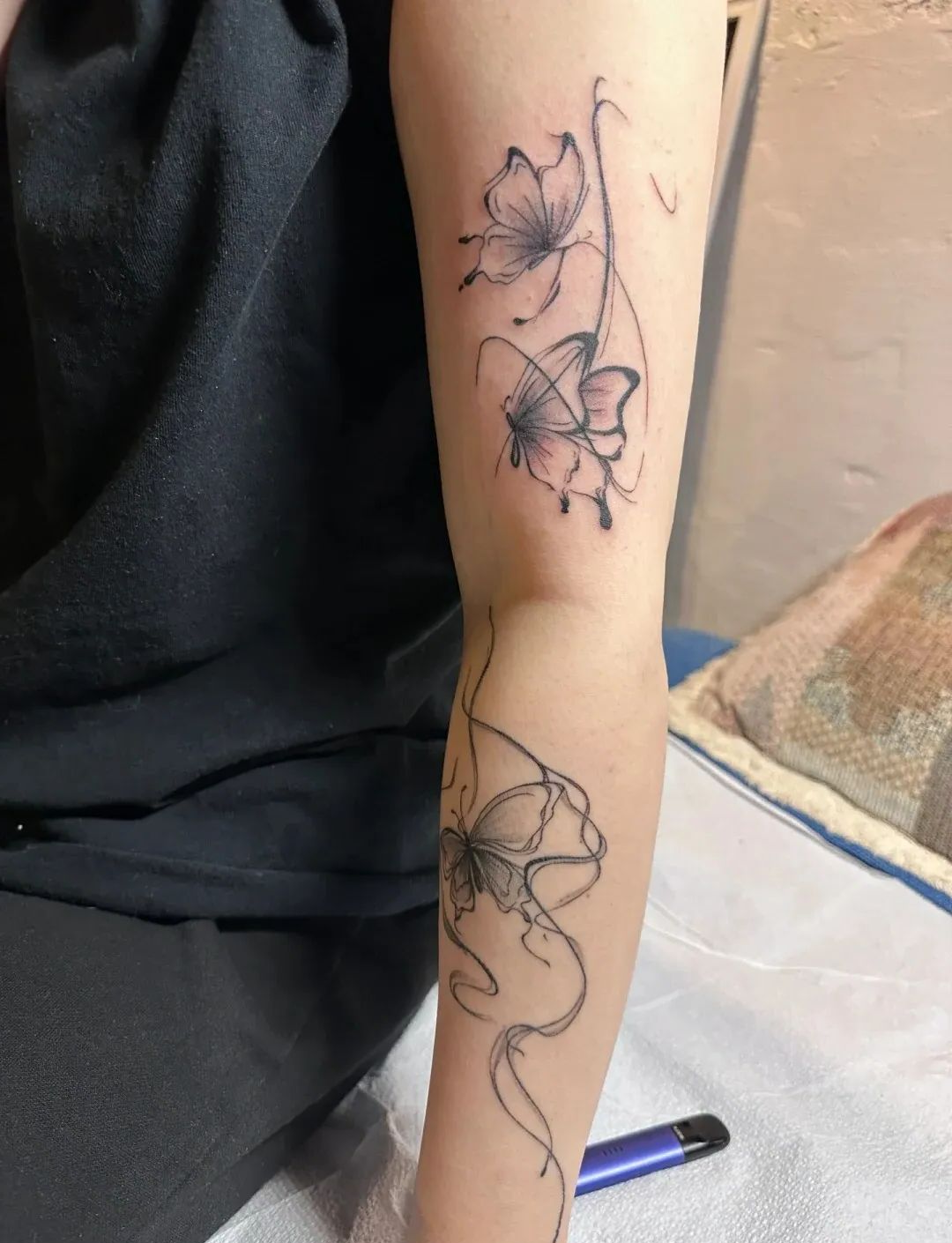 推荐多款适合男生的臂部蝴蝶纹身图案,线条动感,展现优雅与力量!