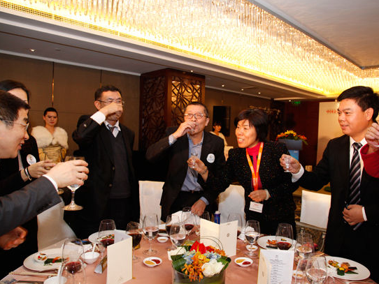 和领导喝酒,掌握这些"敬酒词",会让人高看一眼,酒场畅通无阻
