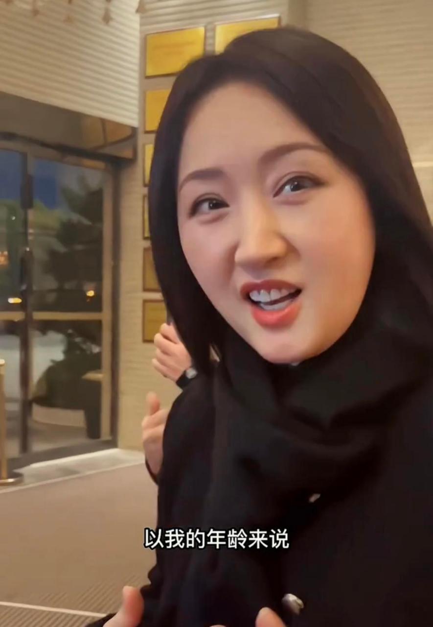 51岁杨钰莹小县城捞钱,脸部严重发福胖到变形,单身30年无儿无女.