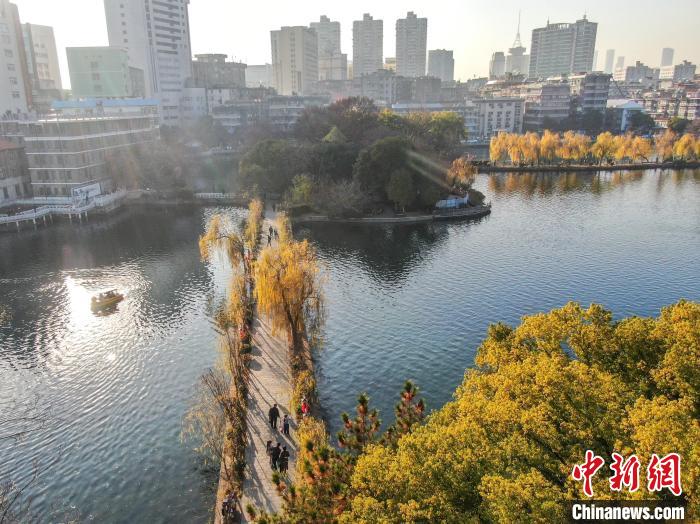 航拍江西南昌八一公园 市民沐浴冬日暖阳游玩享悠闲周末