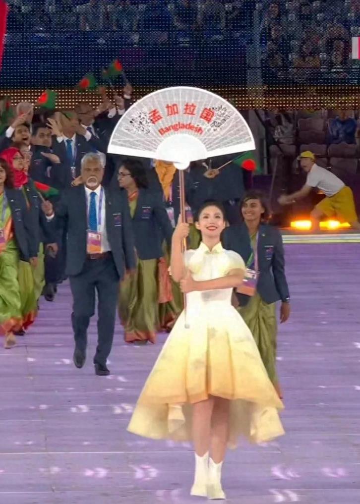 杭州亚运会举牌小姐姐:美丽与力量