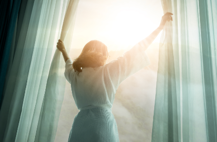 早晨醒来第一件事就是拉开窗帘,制造褪黑素的波动,让身