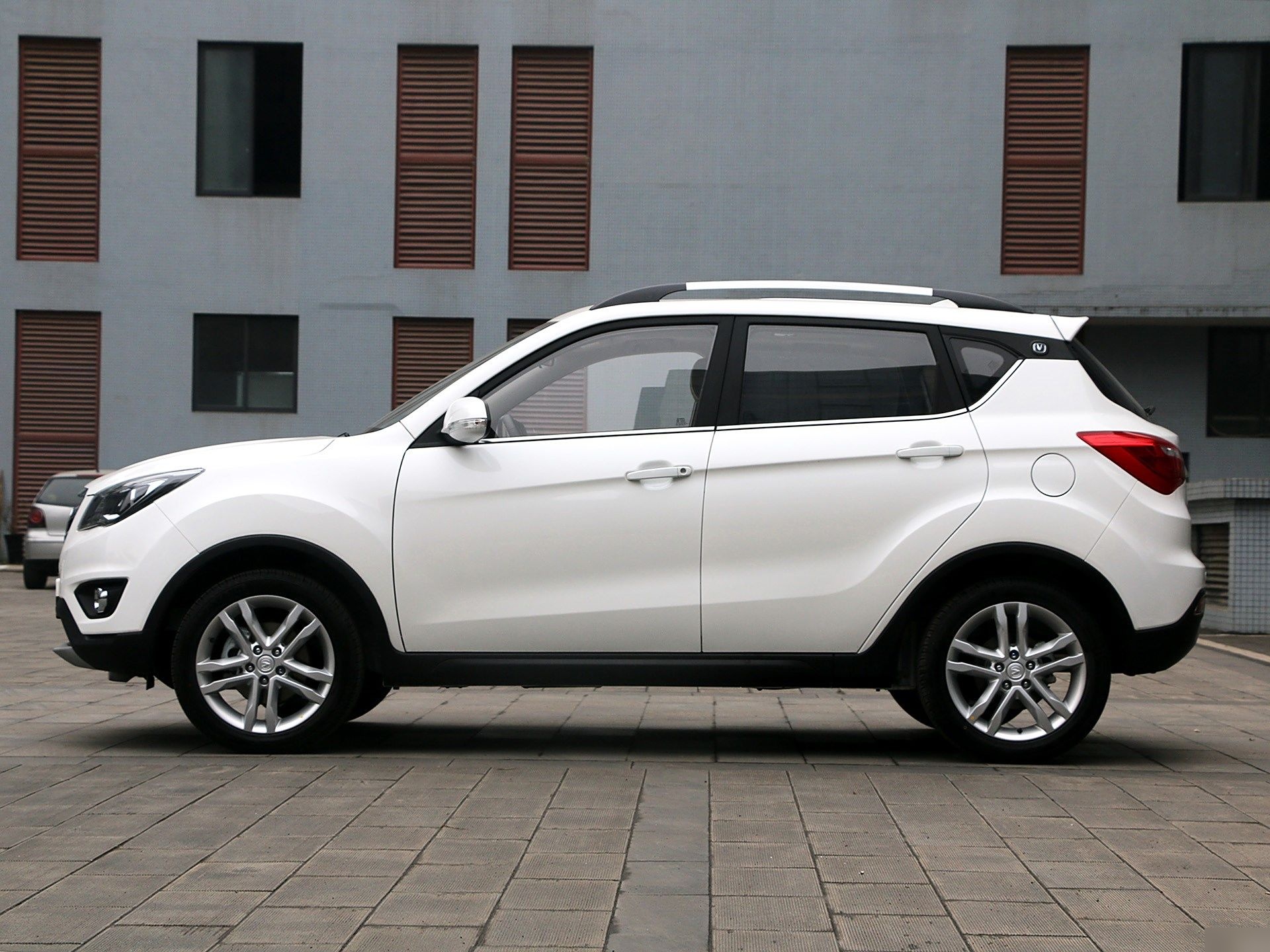 对于长安cs35这款由长安汽车自主研发的suv,其动感,干练的外形设计