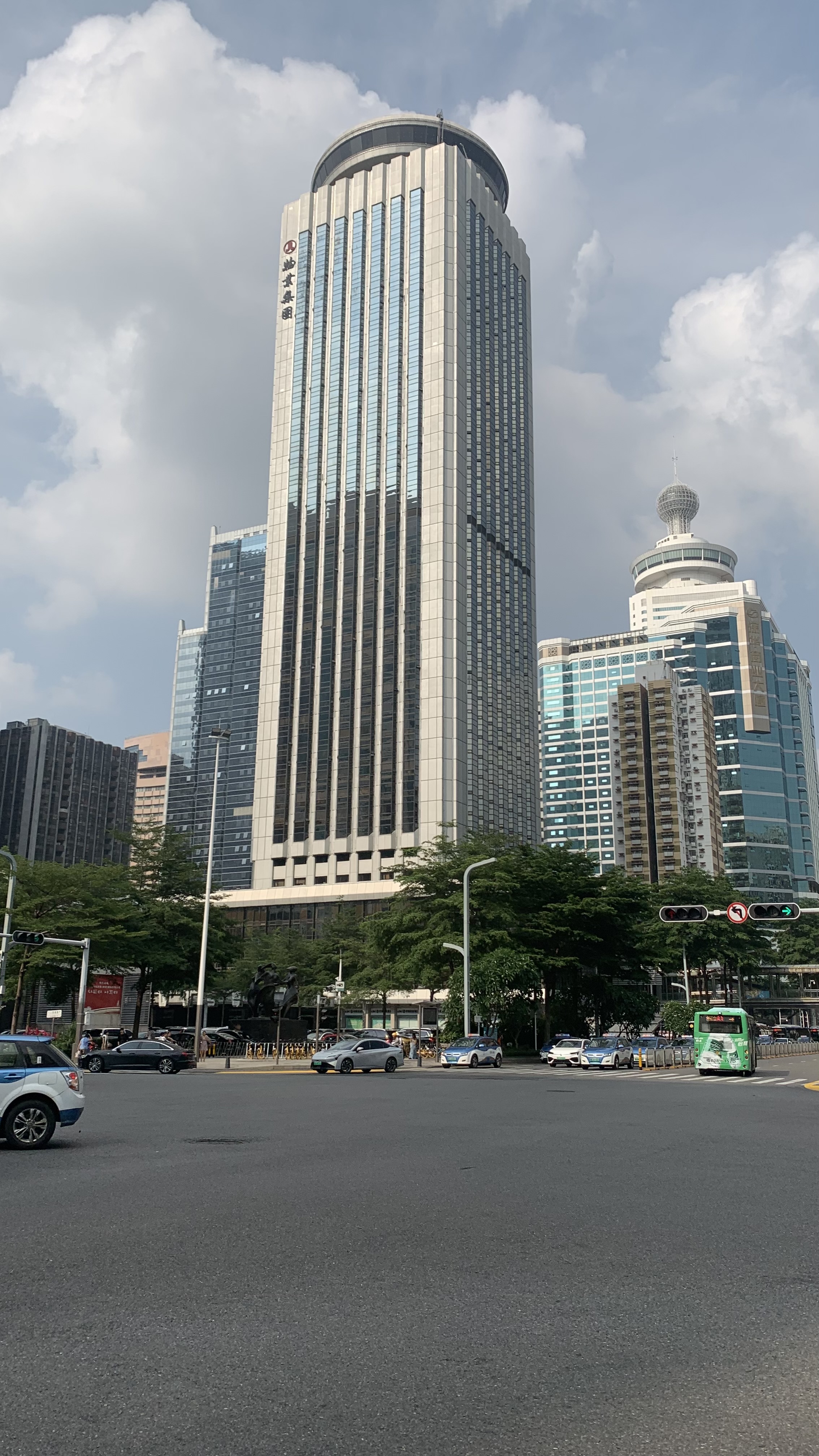 80年代第一高楼深圳国贸大厦3天一层楼深圳速度说的就是这栋了