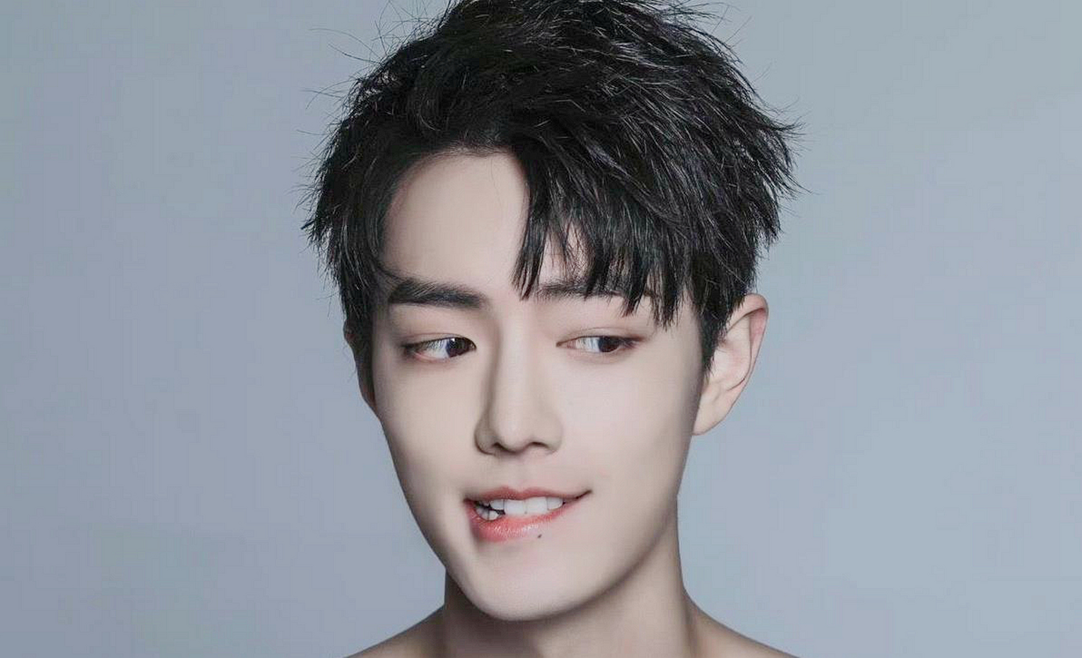 谁说只有女人才有露肩装?肖战也有! 在某平台看到的时候,惊呆了!