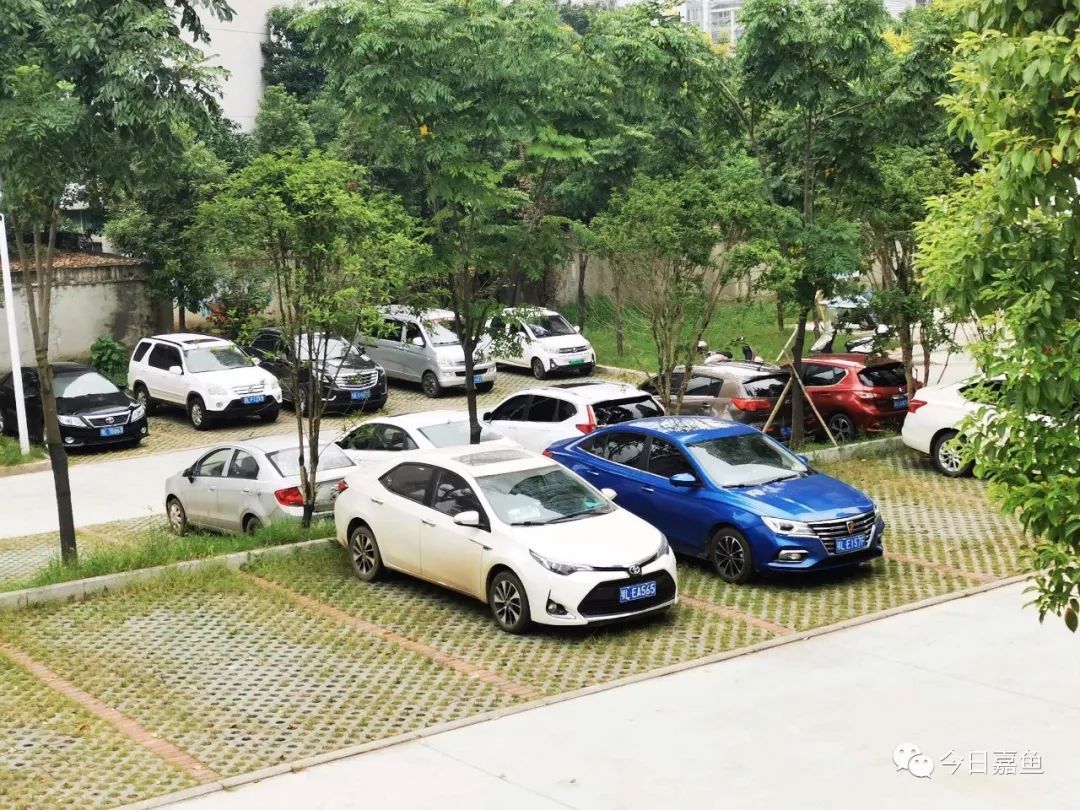 嘉鱼这个社区新增1500个停车位,警务室设在了家门口