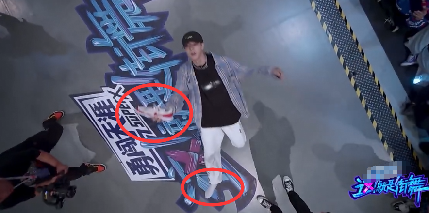 街舞:王一博性感舞蹈震惊布布,单膝猛跪太拼,脱鞋熏倒创意十足