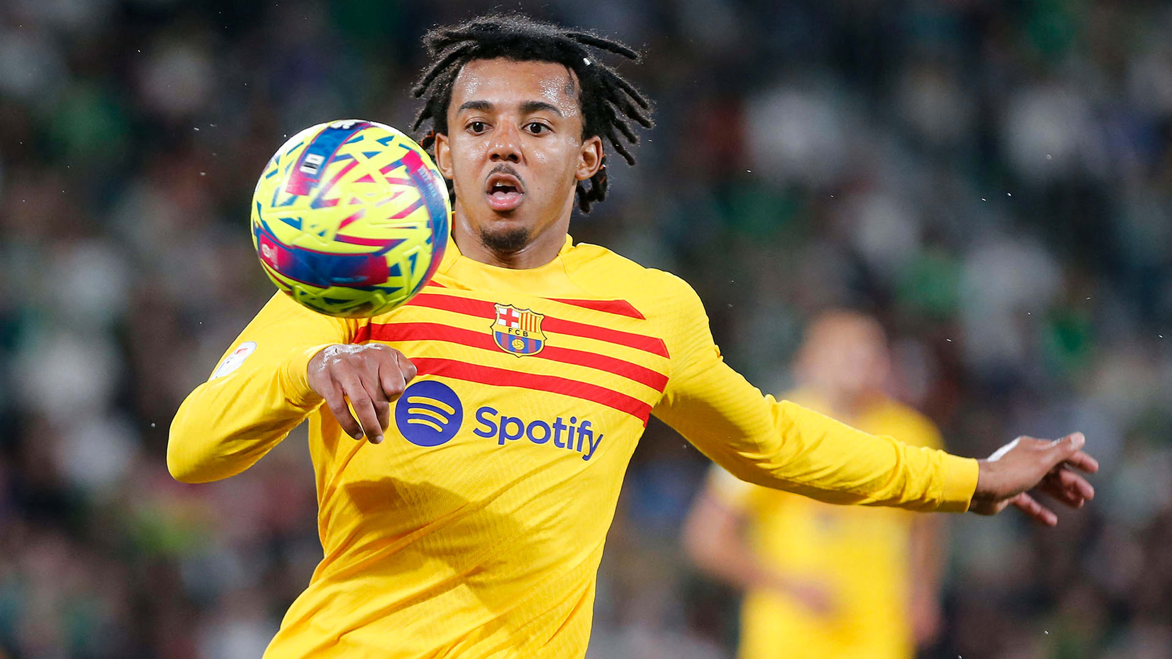 为了踢中后卫,孔德请求离开巴塞罗那,俱乐部要求7000万英镑