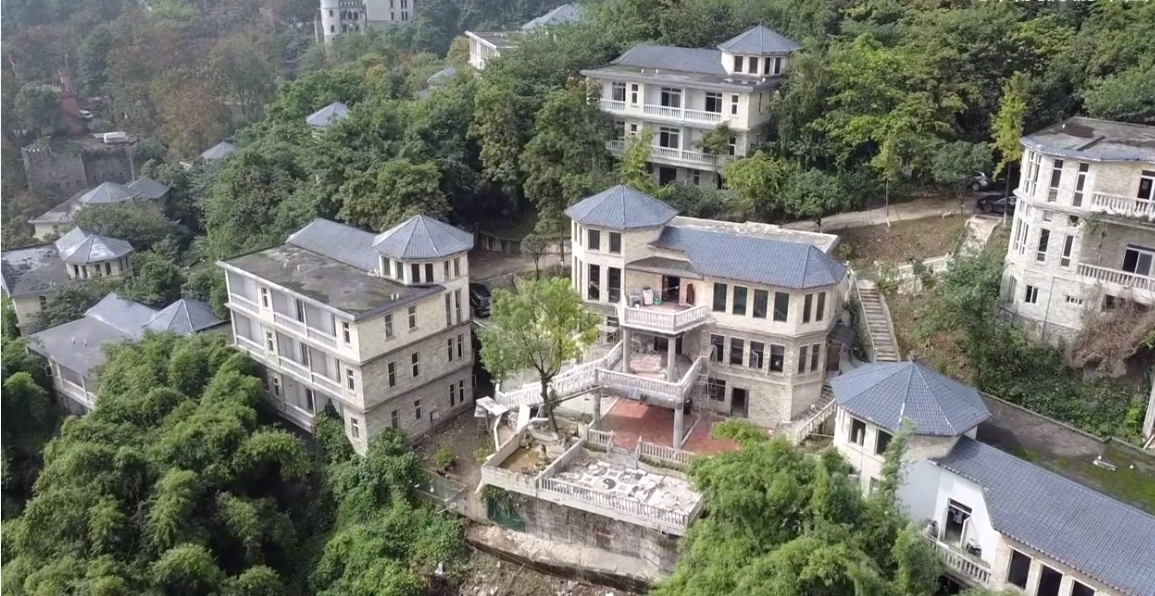 重庆深山烂尾别墅群,西式建筑主体完工,村民入住废物再利用