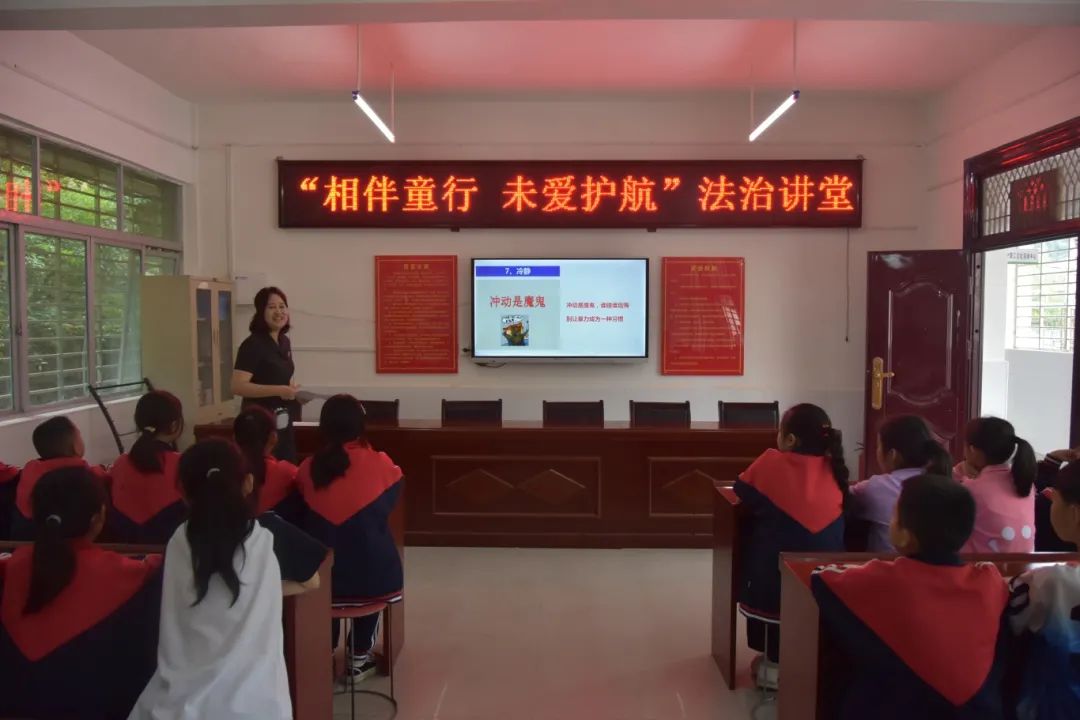 在荆州中院,法治宣传服务队深入荆州实验小学城中校区,为近200名师生