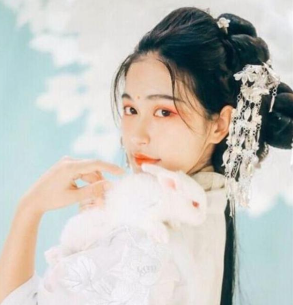 《死对头她又娇又美》西梁国女国师,撩的男人能绕皇城三圈