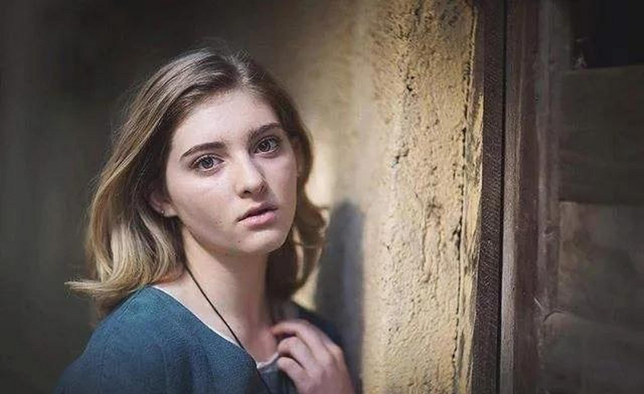 《饥饿游戏》女演员薇洛·西尔德斯晒出一张全裸自