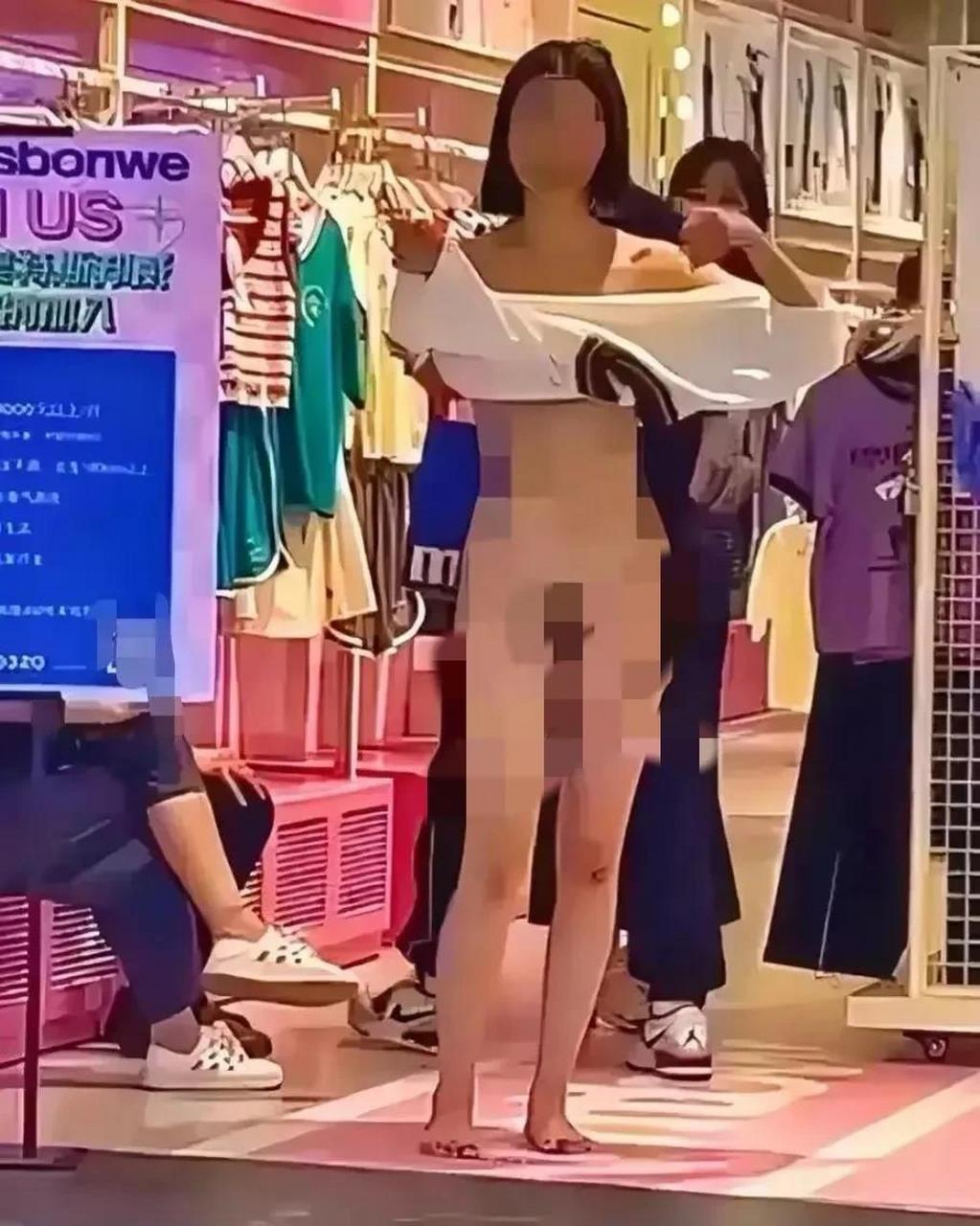 女生扔衣服自己 身上图片