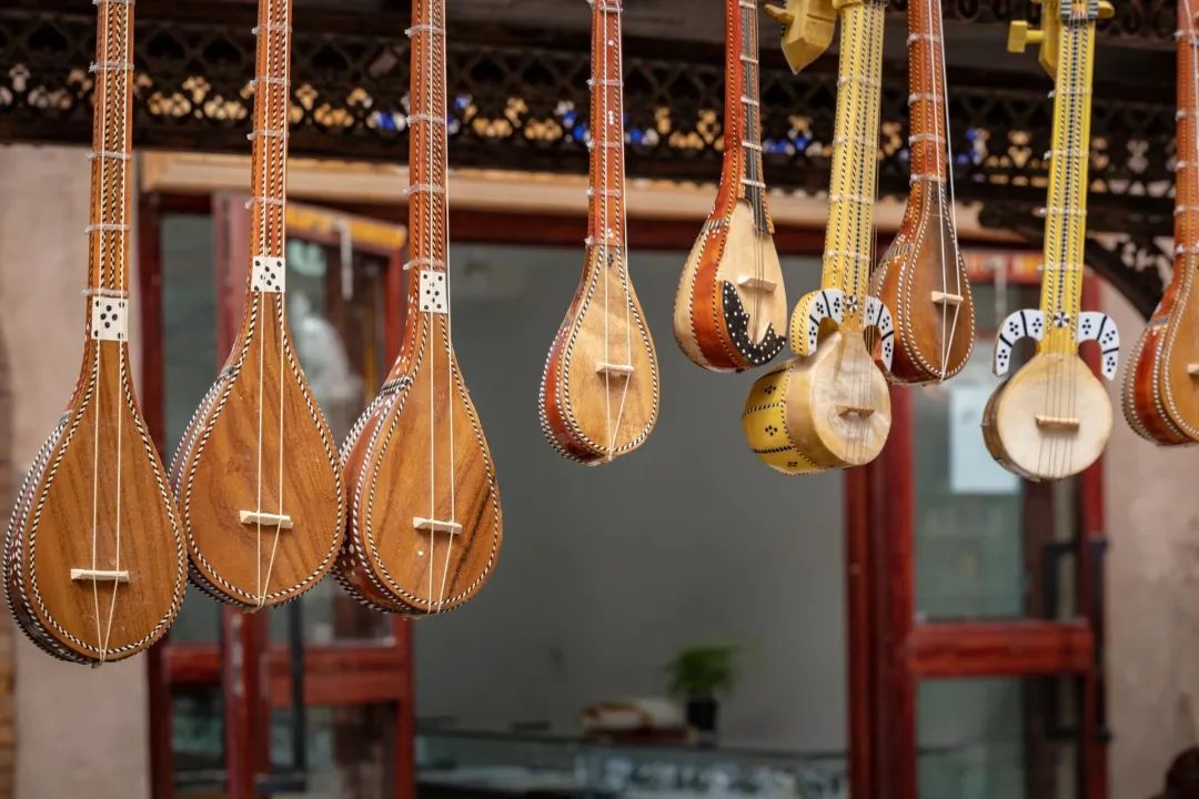 主要生产都塔尔,萨塔尔,艾捷克等13种乐器,乐器制