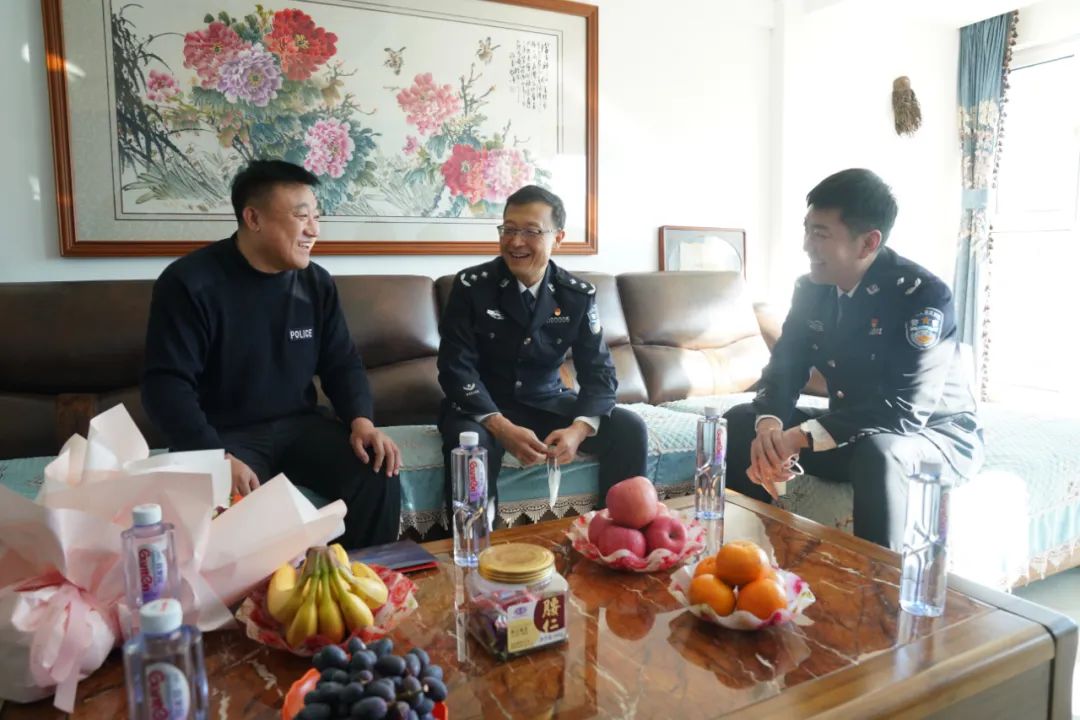 冯永利在因公负伤民警吕刚家中走访慰问1月16日,18日,19日,驻省公安