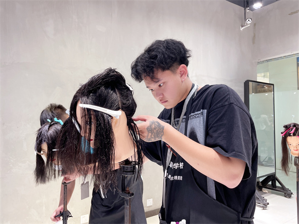 郑州美发学校学费多少钱?看看这三家美发学校的收费情况!