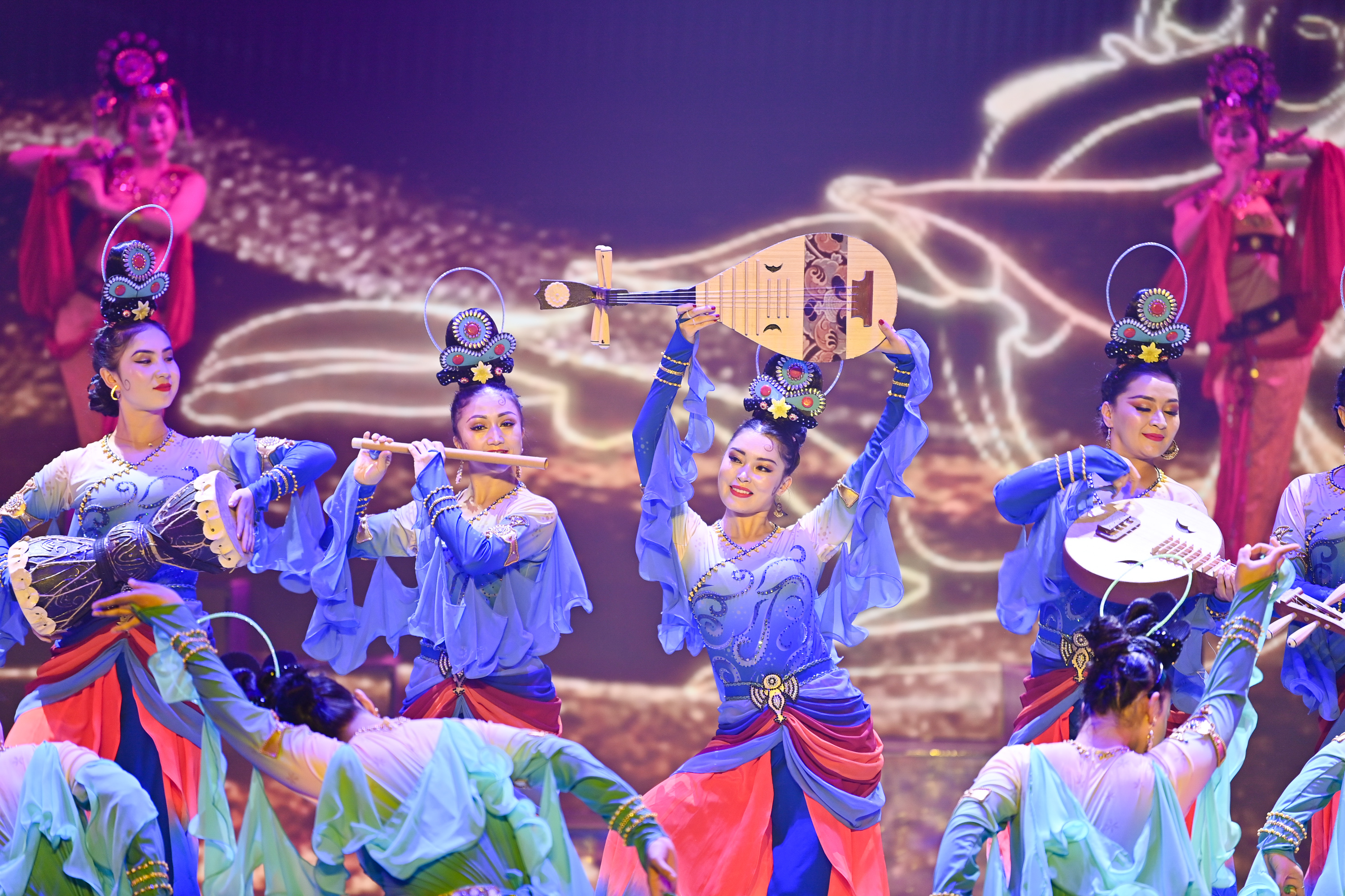 原创歌舞剧"杏花之约 丝路龟兹"在新疆库车首演